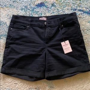 Juicy Conture women’s, stretchy , jean shorts!